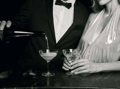 Webformat-bar-models-paar-anzug-mit-fliege-kleid-c