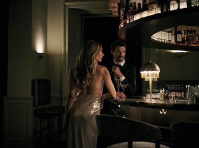 Webformat-bar-models-stehen-an-thekle-paar-straubi