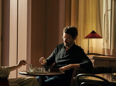 Webformat-café-interior-mood-models-mann-schüttet-